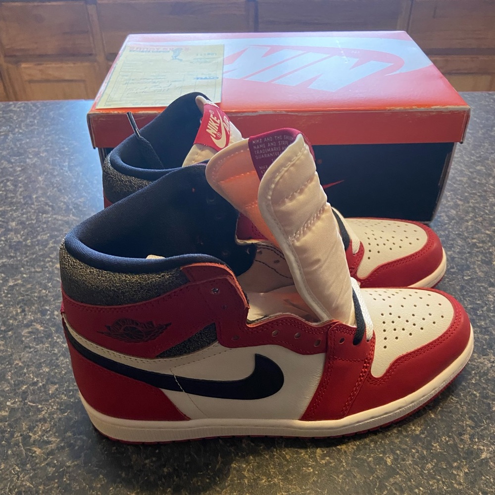 (SOLD) AIR JORDAN 1 RETRO HIGH OG 'CHICAGO LOST & FOUND NWT SIZE 8 MEN AUTHENTIC
